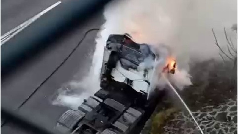 Seyir halindeki tırda çıkan yangını itfaiye söndürdü