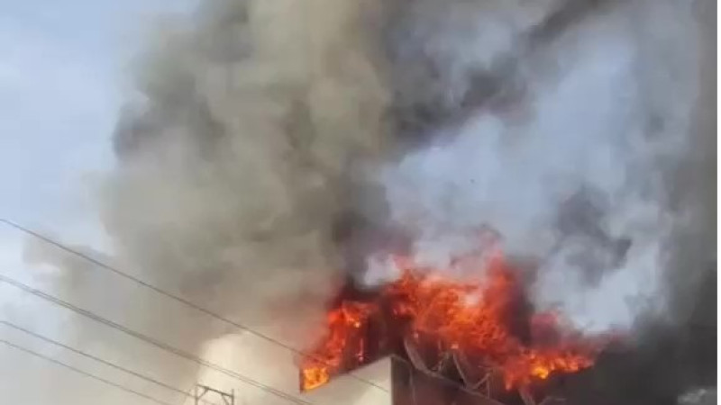 Çatı katında çıkan yangın yürekleri ağza getirdi