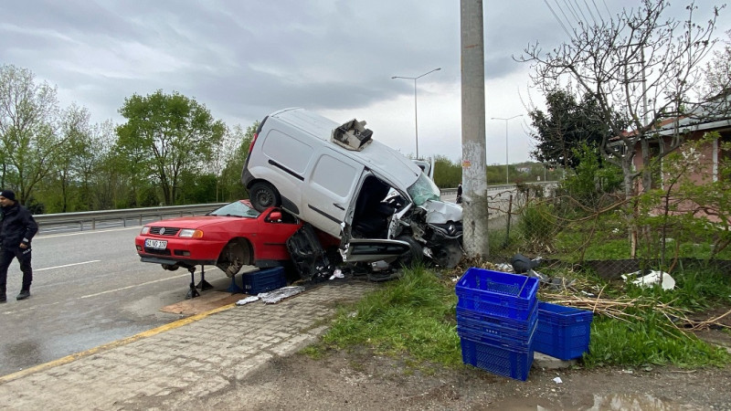 Alkollü sürücü tamire bırakılan otomobilin üstüne uçtu 3 yaralı