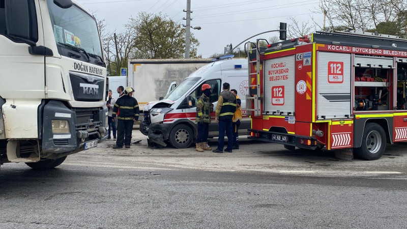 Ambulansla otomobil çarpıştı 2 yaralı