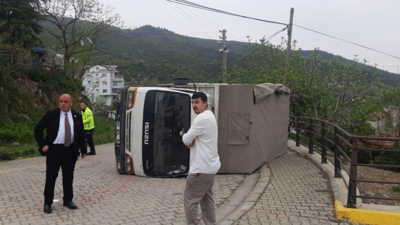 Freni boşalan kamyonet devrildi: 1 yaralı