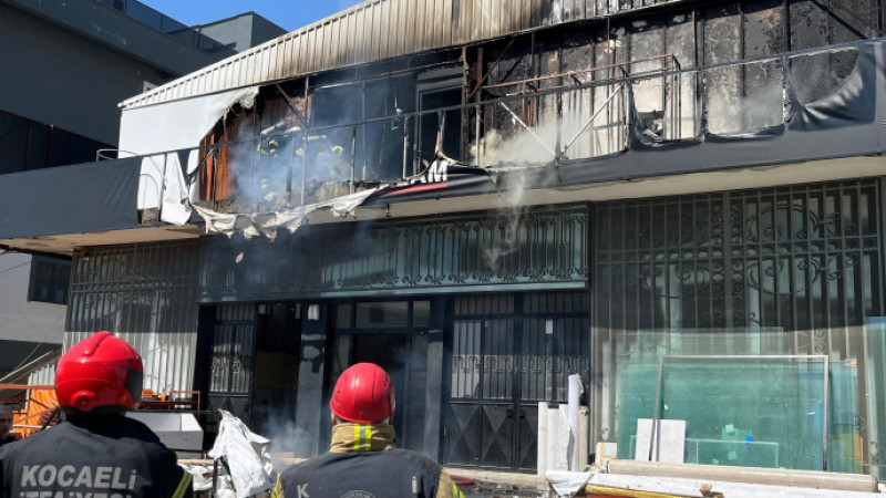 Çayırova'da İş yerinde yangın paniği: 1 kişi dumandan etkilendi
