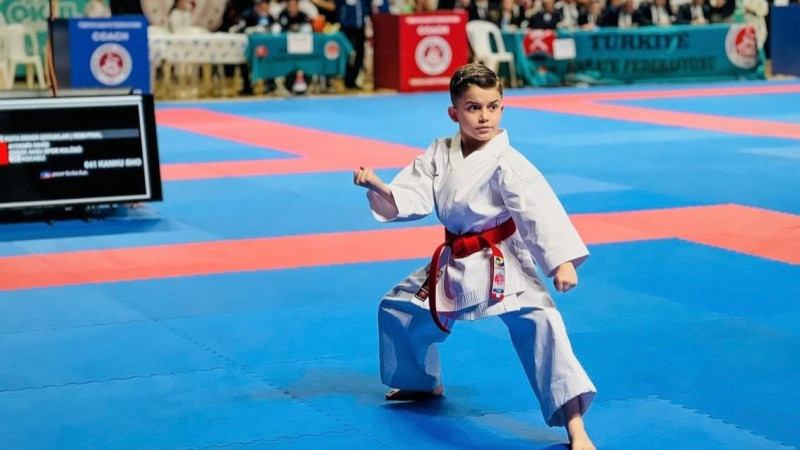 Karate şampiyonasında birinci olan Deniz Aydemir milli takıma vize aldı
