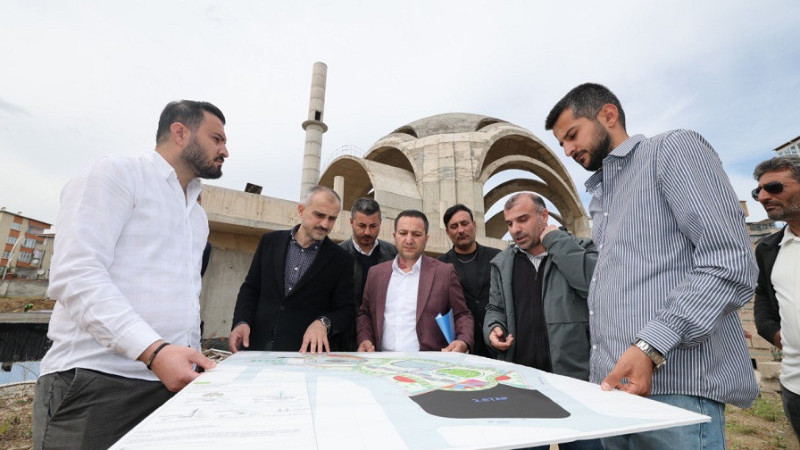 Başkan Çiftçi, kent meydanındaki çalışmaları inceledi