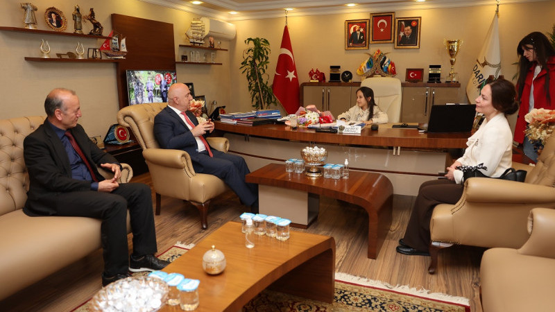 Başkan Bıyık koltuğunu minik İpek’e bıraktı