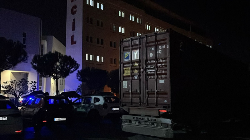 Darıca'da Otoparka dalan tırın sürücüsü kendini araca kilitledi