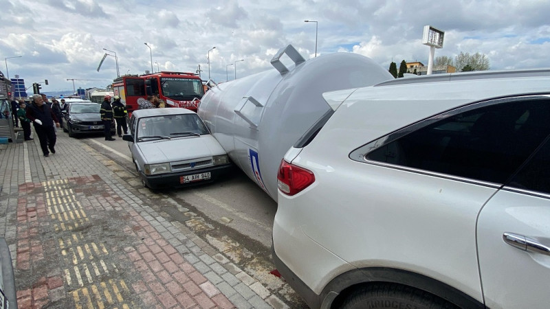 Gaz tankeri yola düştü, iki otomobile çarptı