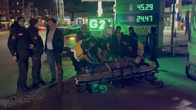 Gebze'de Yaya geçidinden geçen kadına otomobil çarptı