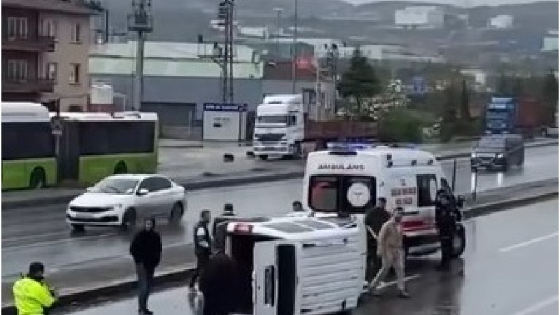 Hafif ticari araç takla attı Kaza anı kamerada