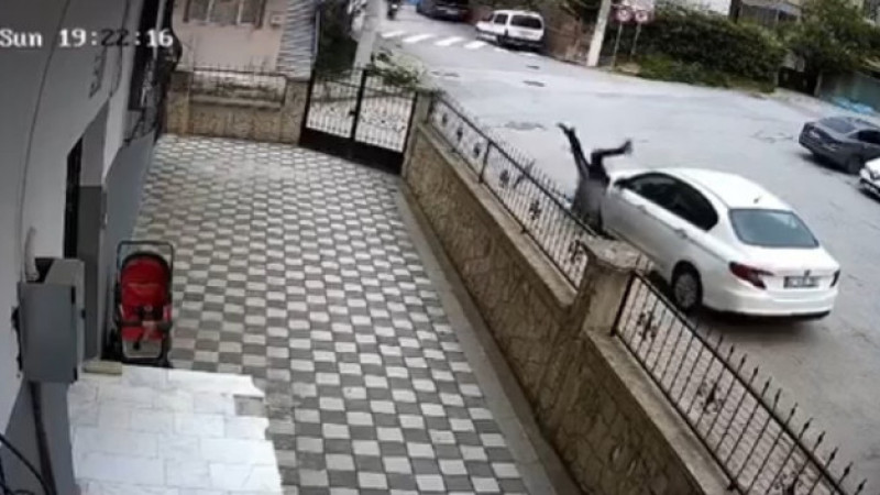 İlginç kaza: Otomobile çarptıktan sonra kaçtı