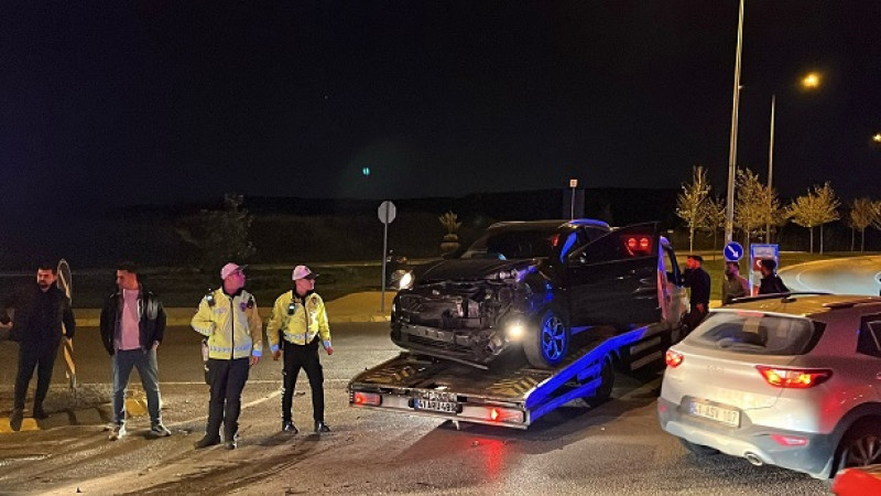 Kavşakta iki otomobil çarpıştı: 2 yaralı