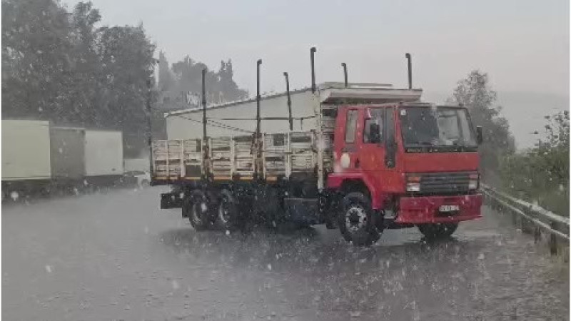 Kocaeli'de aniden bastıran dolu sürücülere zor anlar yaşattı