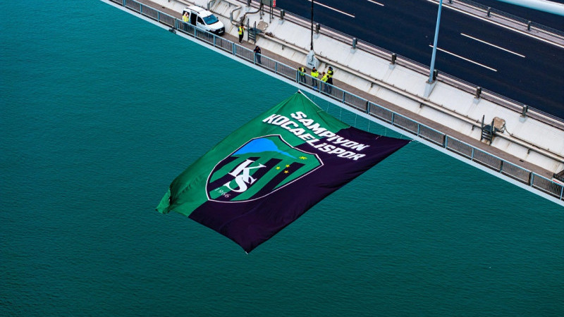 Kocaelispor bayrağı, Osmangazi Köprüsü’ne asıldı: O iş tamam!