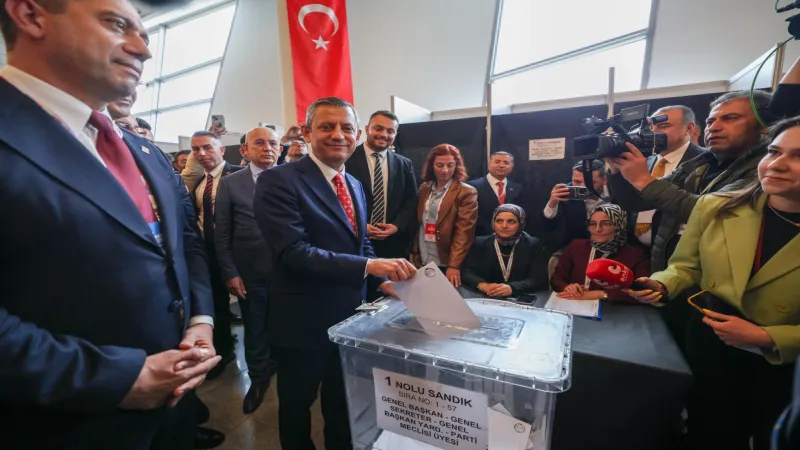 Özgür Özel yeniden CHP Genel Başkanı seçildi!
