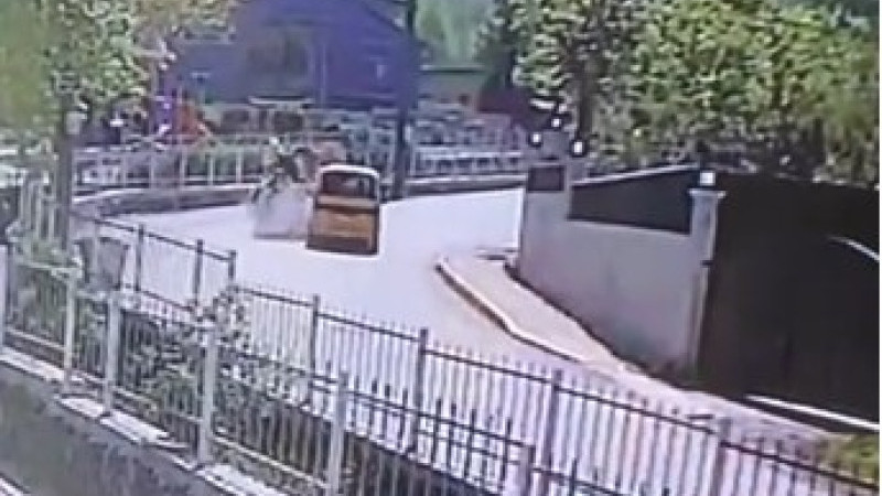 Taksi ile motosiklet kafa kafaya çarpıştı: Kaza kamerada