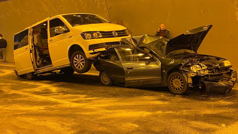TEM'de 8 araç zincirleme kazaya karıştı 8 yaralı