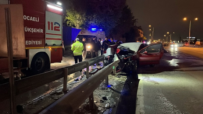 Yanan otomobilde sıkışan sürücüyü itfaiye kurtardı