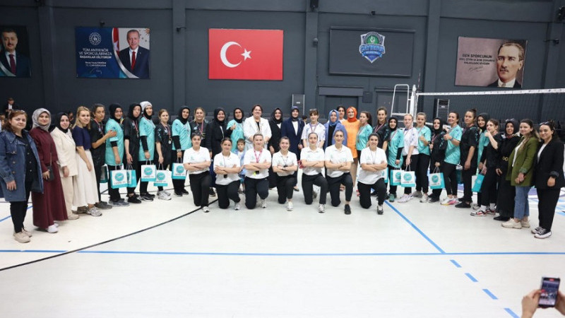 Bilgievi kursiyerleri, voleybol maçında hünerlerini konuşturdu