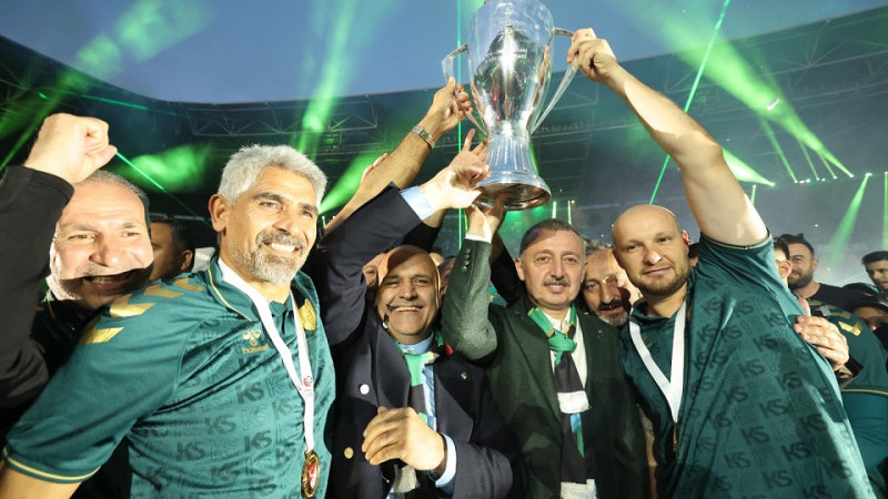 Şampiyon Kupası’nı kaldırdı