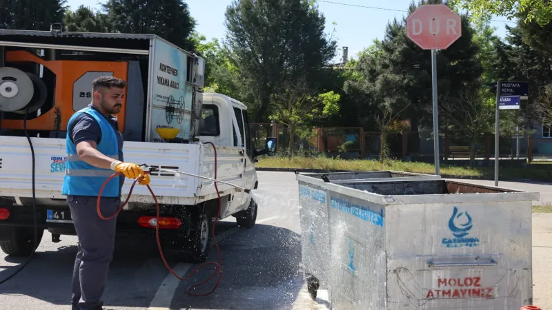 Çayırova'da çöp konteynerleri yerinde yıkanıyor