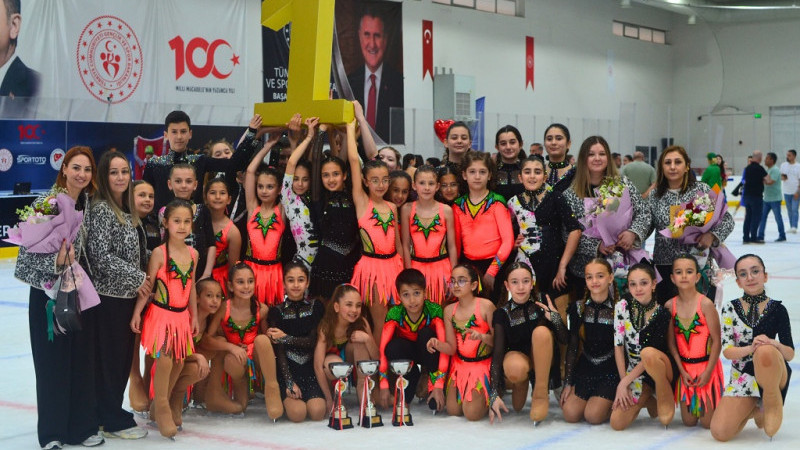 Samsun’da buzda tarih yazıldı Elite Buz Sporcularından üçte üçlük zafer