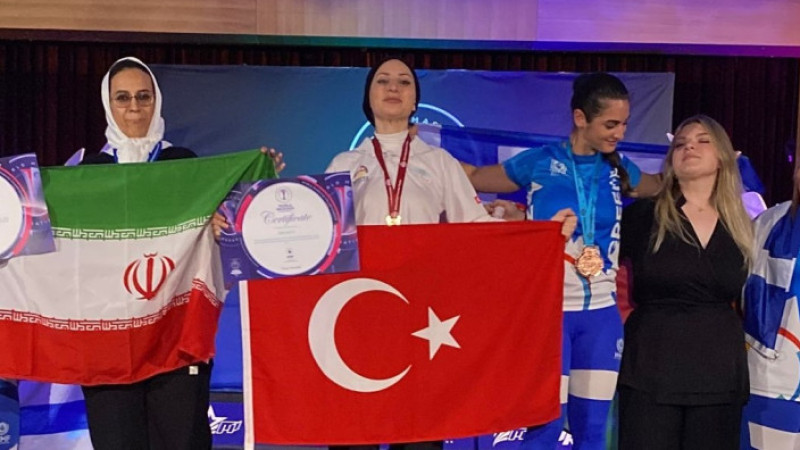 Körfezli Esra Muti, dünyanın zirvesinde