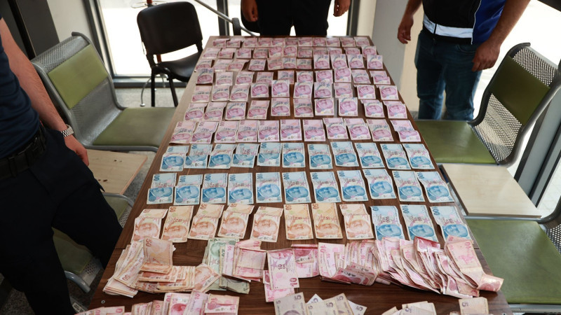 Gebze’de Dilencinin Üzerinden 20 Bin TL'den Fazla Para Çıktı