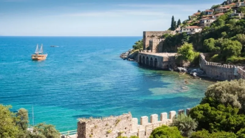 Tatil Yerleri Sessiz, Tüketici Temkinli: 2025 Yazı Durgun Geçiyor!