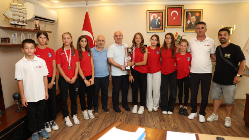 Şampiyon sporcular başarılarını Başkan Bıyık ile paylaştı