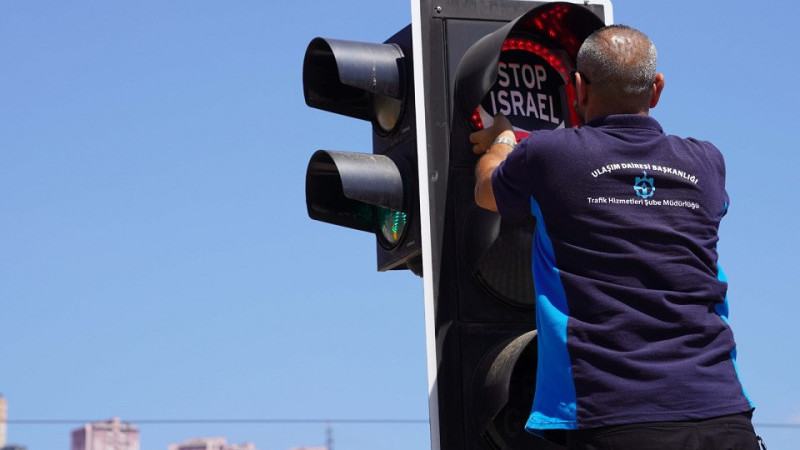 Kocaeli kırmızı ışıkla “Stop İsrail” dedi