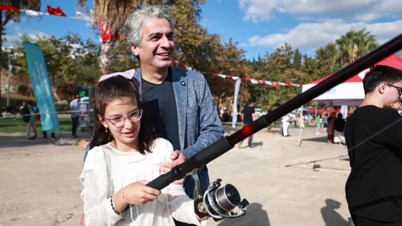 Eskihisar Sahili’nde Baba-Çocuk Balık Tutma Etkinliği