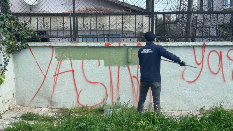 Çayırova’daki parkların duvarlarında bakım çalışması