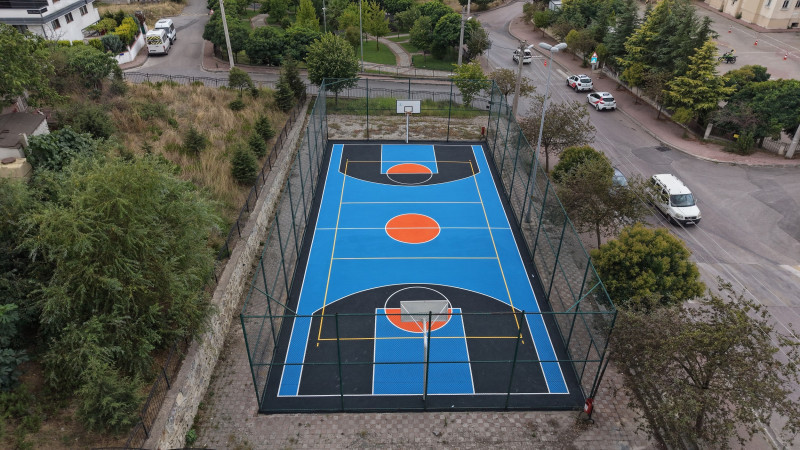 Çayırova’daki spor sahaları yenileniyor